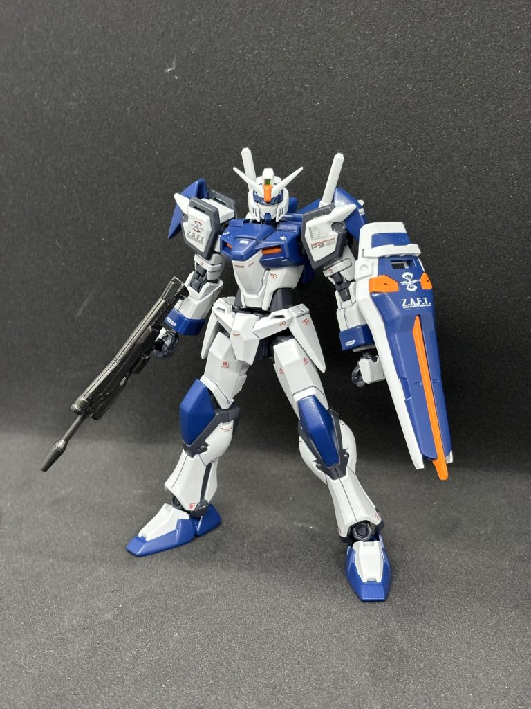 正面から写真だと明るめの配色に感じますが実際の色のトーンはもっと暗めです。