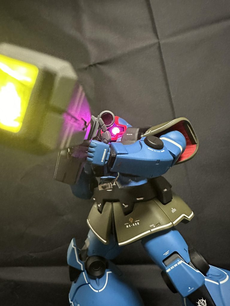 今回はビームバズーカにもLEDを仕込んであります。