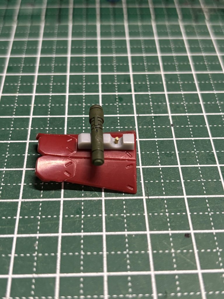 3mmプラ棒に丸ヤスリで半円状に削り、真鍮線で受けを作りました。@miyavi_no_masaさんがやっておられたのを真似しました。