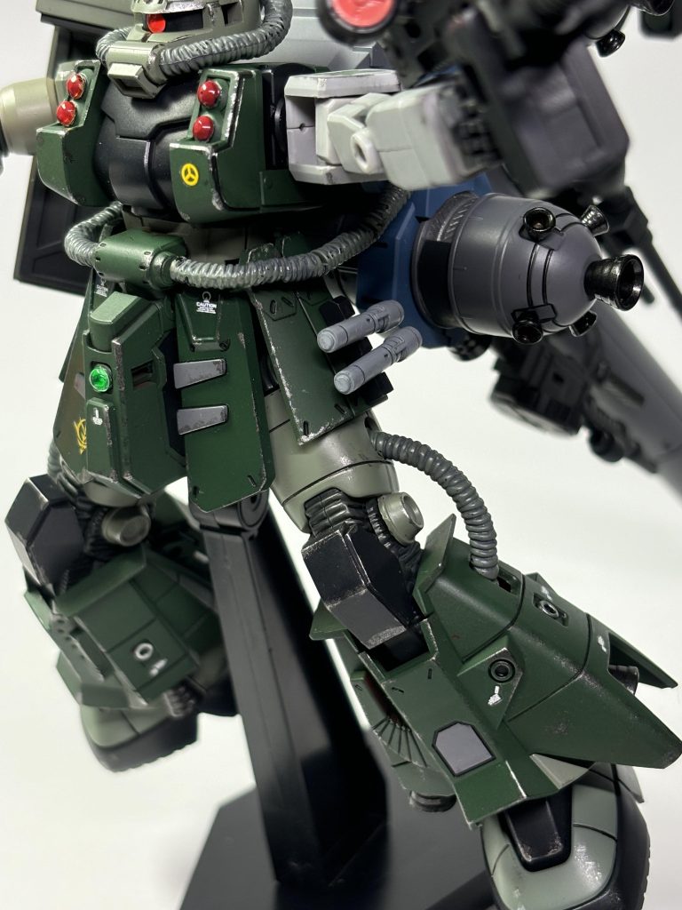 併せてビームサーベルラックをプラ棒で作りサイドアーマーに設置しています。