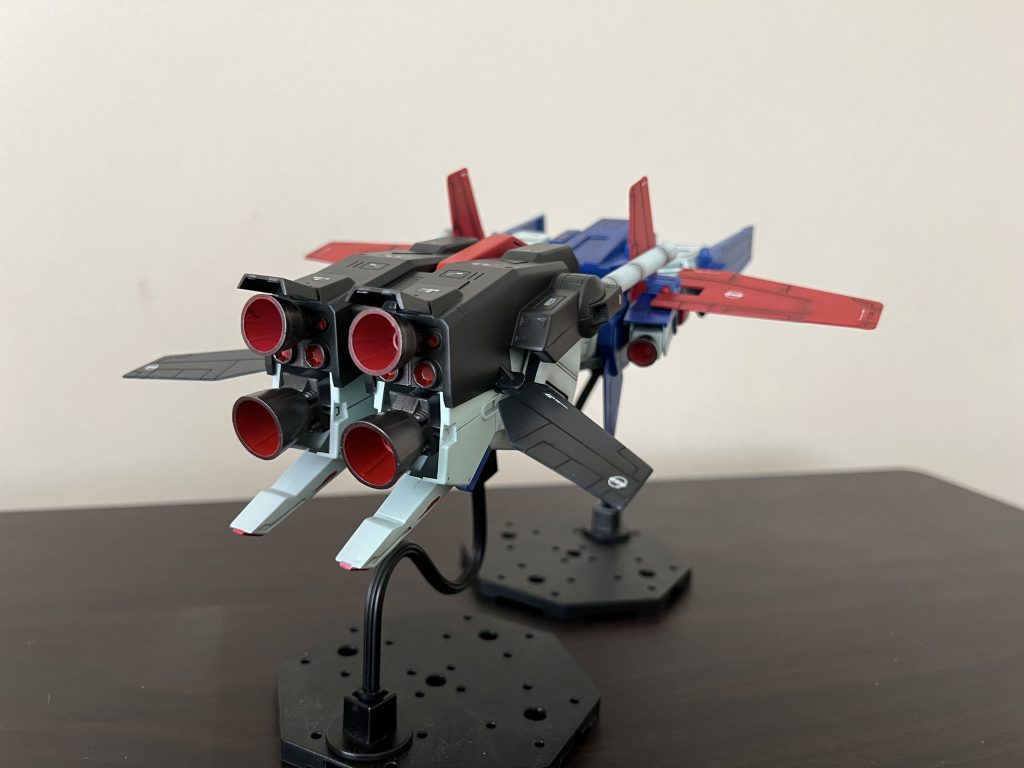 後ろから。この足の変形、ほんとよく考えられてますよね。バックパックとの一体感がすごい。