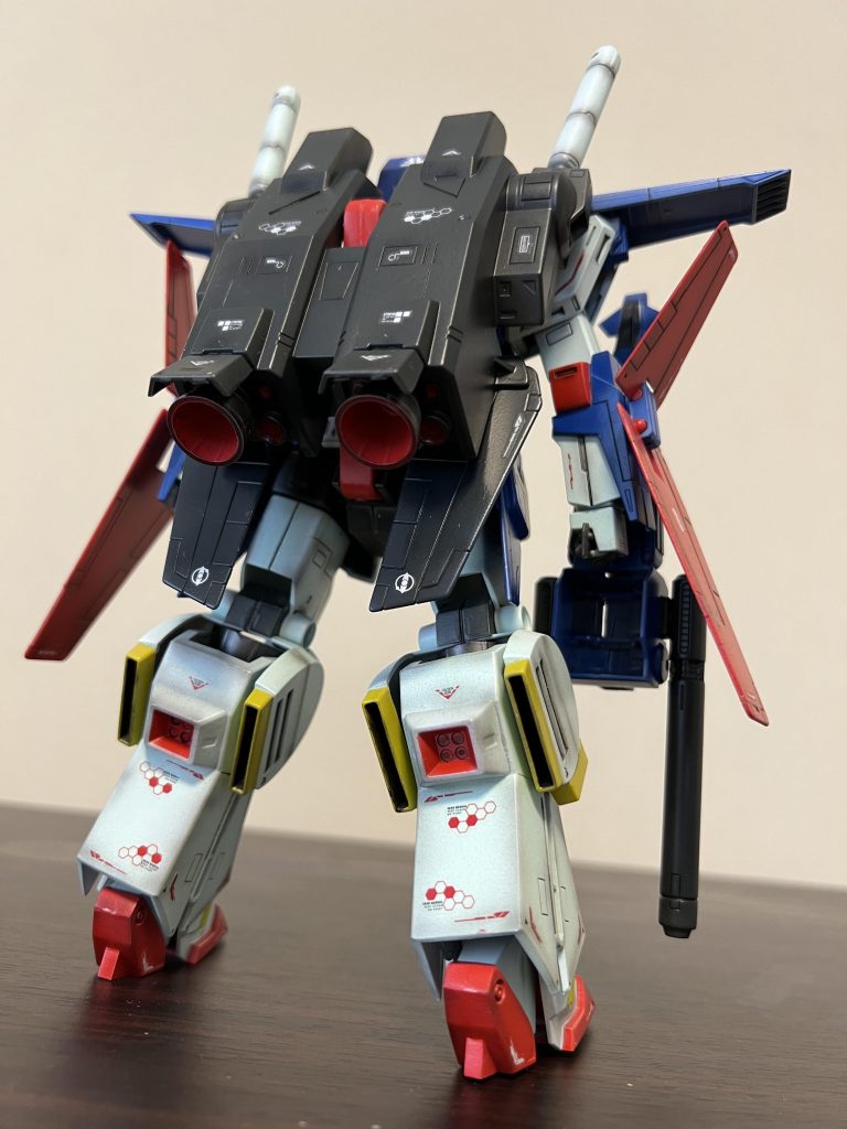 後ろ姿です。バックパックはタイヤブラックで塗ってます。あとアクセントのシールは100均で購入したやつです。