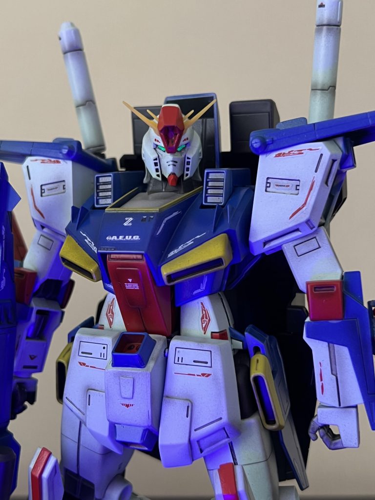 目は蛍光グリーンで塗りました。ブラックライトで光ります。旧キットなので合わせ目消しやら塗り分けが大変でした。なかなか上手くできませんが何とか完成する事が出来ました。子供の頃に作った記憶があり、懐かしく思いながらチャレンジ出来ました！見て頂きありがとうございました！