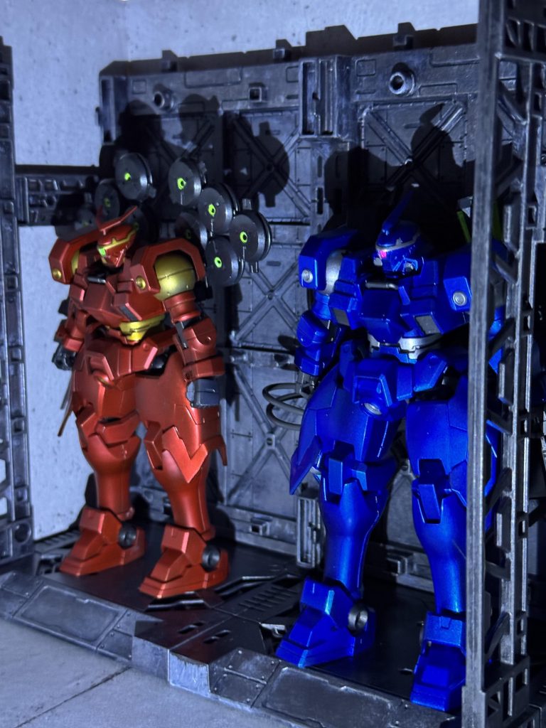 ジオラマはセリアのドールハウスベースにコンクリ模様の貼るシートを貼り付け。ディスプレイベースはご存じ山田化学さんのもの筆塗りし、ミニチュア用のスポットライトで照らしました。