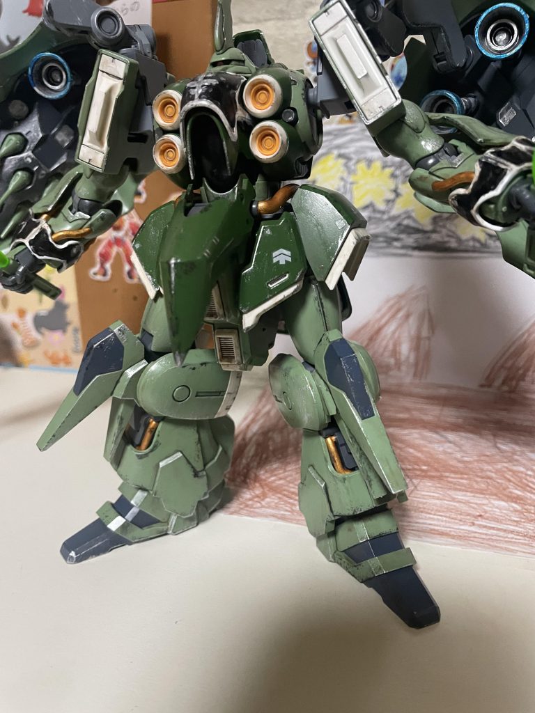 足回りの汚しは丁寧ねにやったつもりです(zaku-kao4)