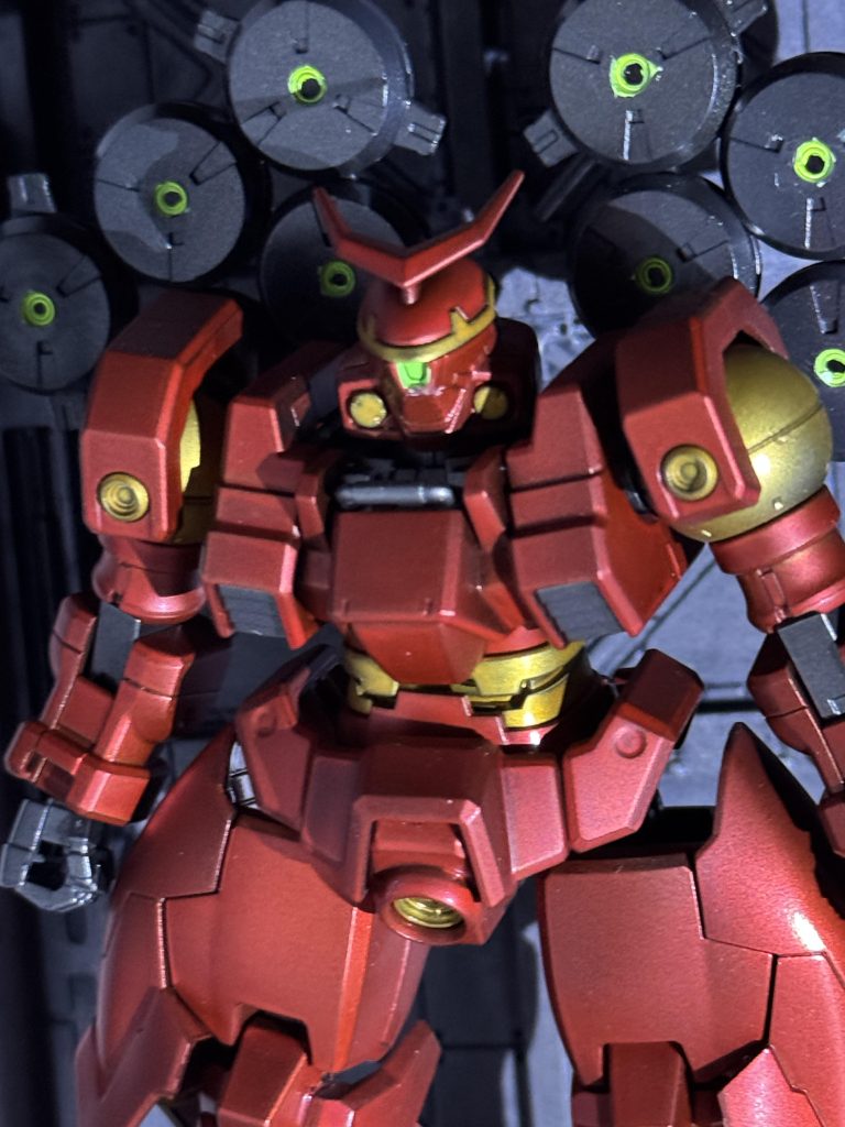 キャンディ塗装に合わせて肩周りのピンク部分はゴールドに変更。