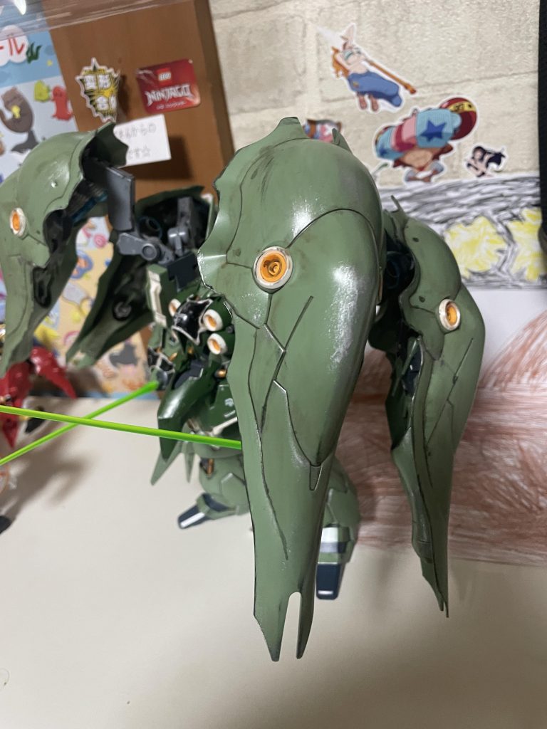 バインダーも1番山になる部分は塗装ハゲを表現(gundam-kao8)