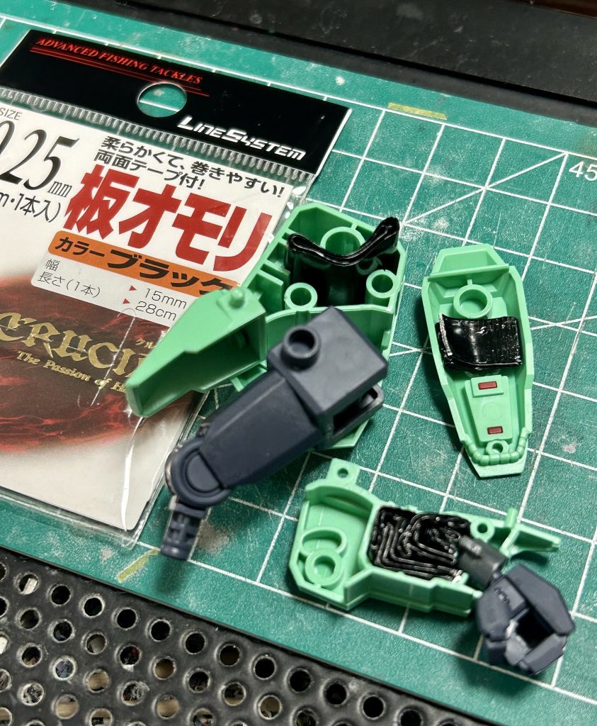 そこで左腕の隙間に、釣具のおもりを詰め込んで、バランスを取ります。大体15g。これで扱いやすくなると思います。