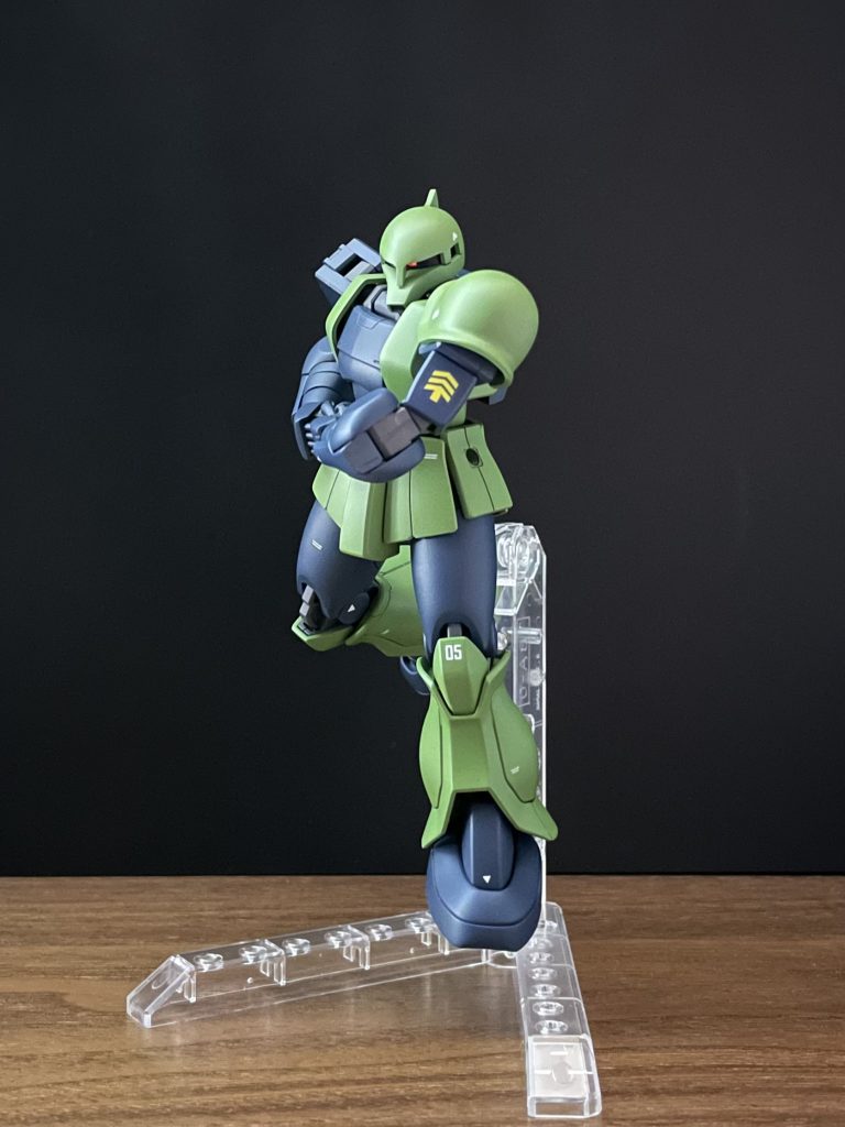 お決まりのショルダータックルポーズです。