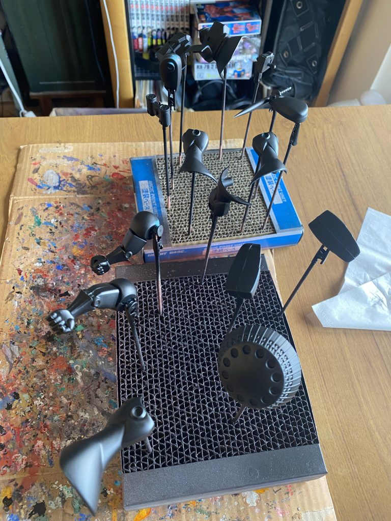 仮組後バラしてメタリックが映えるように黒サフを吹きました。