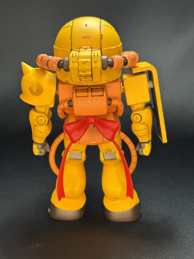 後ろに赤いリボン。