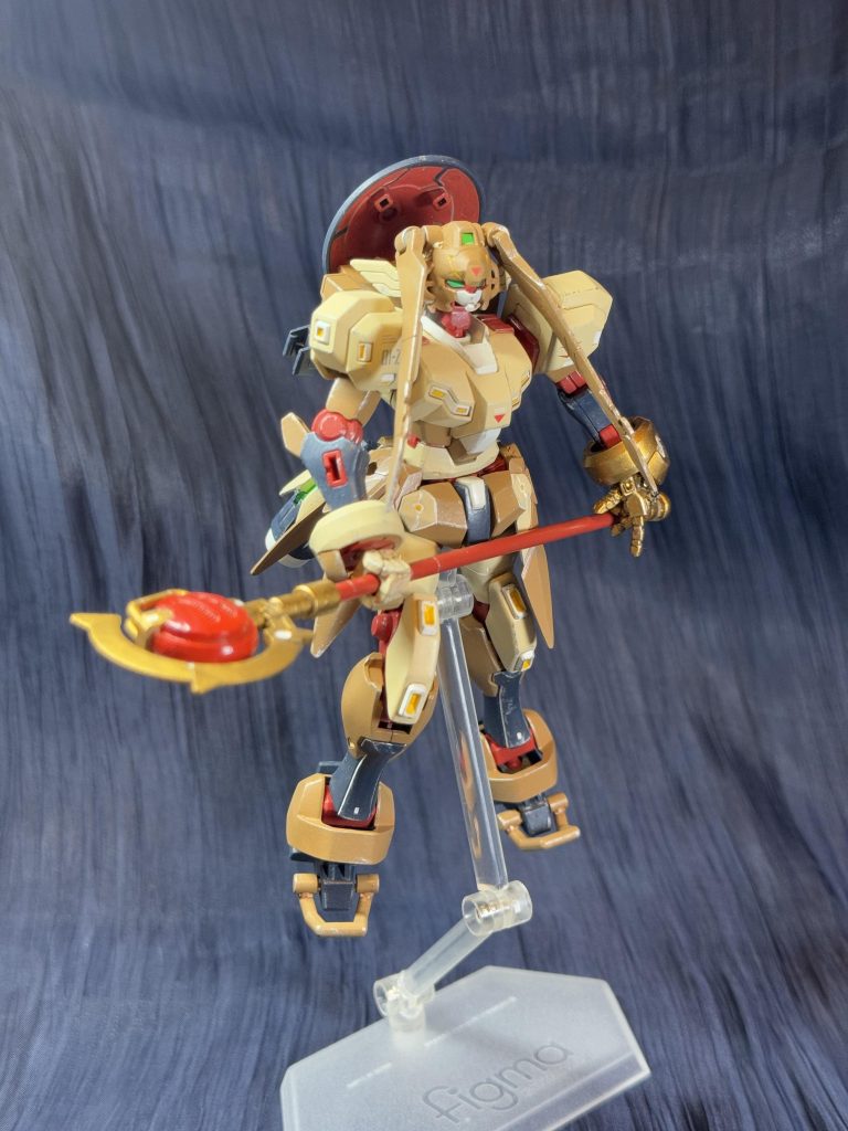 ツインテールはジャンクでそれっぽく見えるように配置しました。なるべく首可動に干渉しないようにしましたが、エルフ耳に見立てた頭部サイドにどうしても干渉して上手いこと行かずです。何か、見た目が乱れない小さめボールジョイントとかクランク軸とか欲しかったですね。