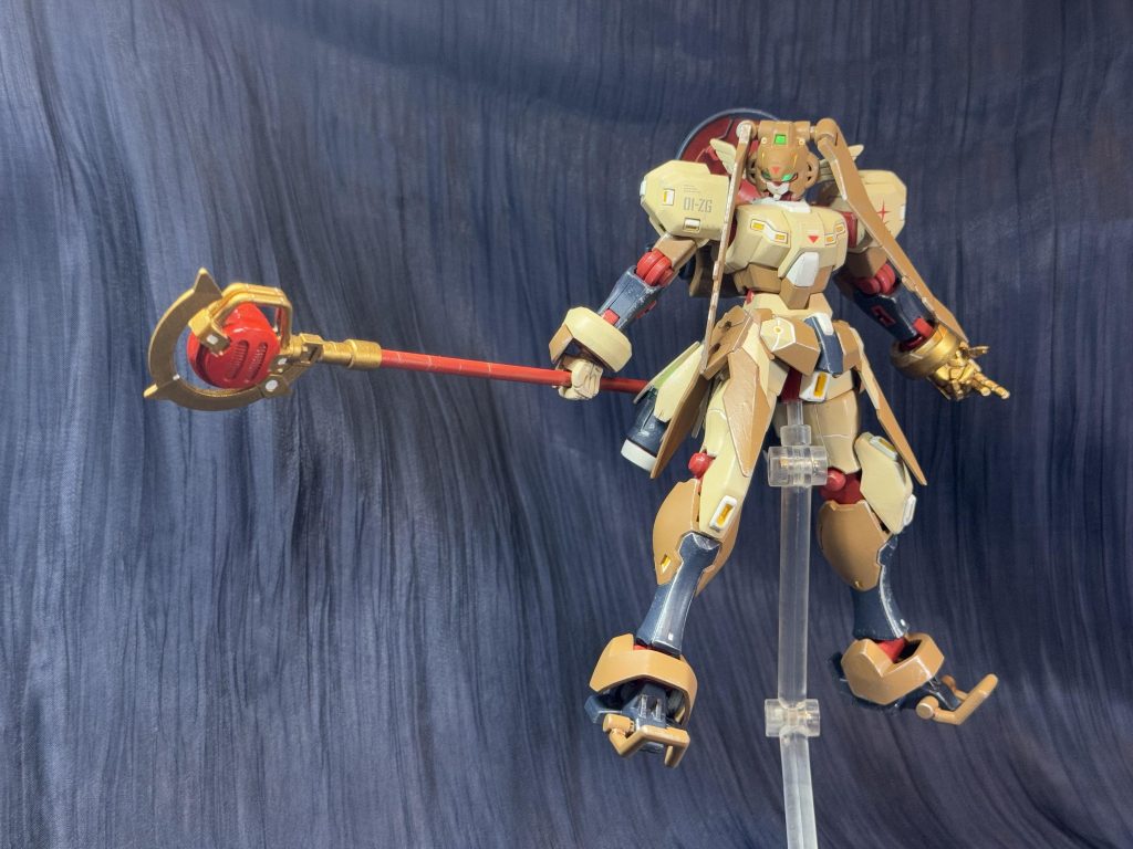 ミノフスキー粒子が万物の根源であるという信仰のもと、それを制御する事によって様々な現象を発現する「ミノフスキー魔法」が発展した世界から来た、1000年モノのMS。Iフィールドバリアを張ったりミノフスキークラフトで移動する等、ミノフスキー物理を応用した様々な魔法を使える。