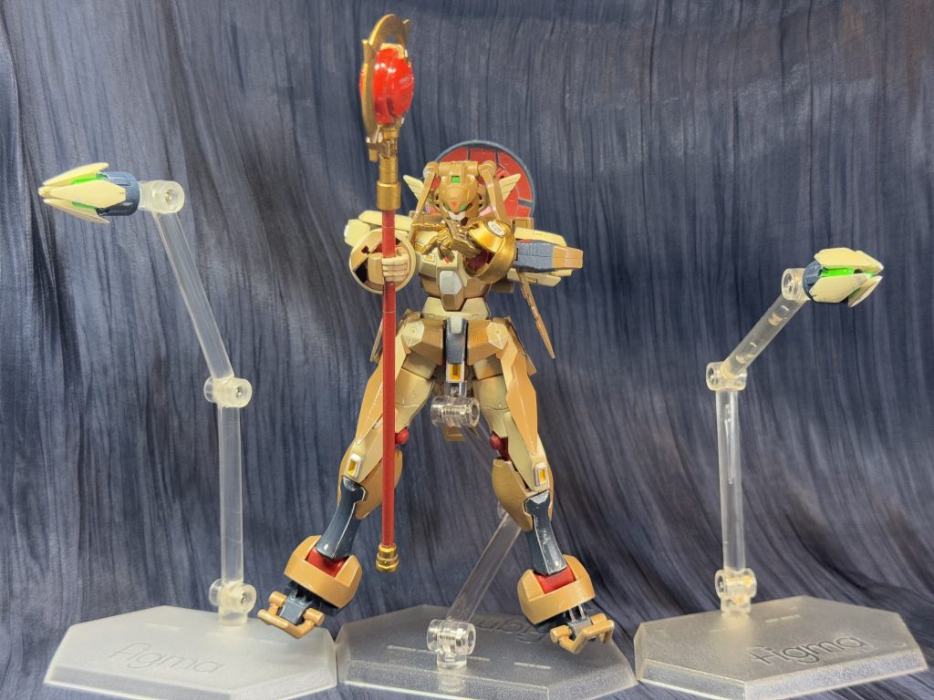 やっぱり魔法使いらしくマントっぽいもの羽織らせたかったですね。