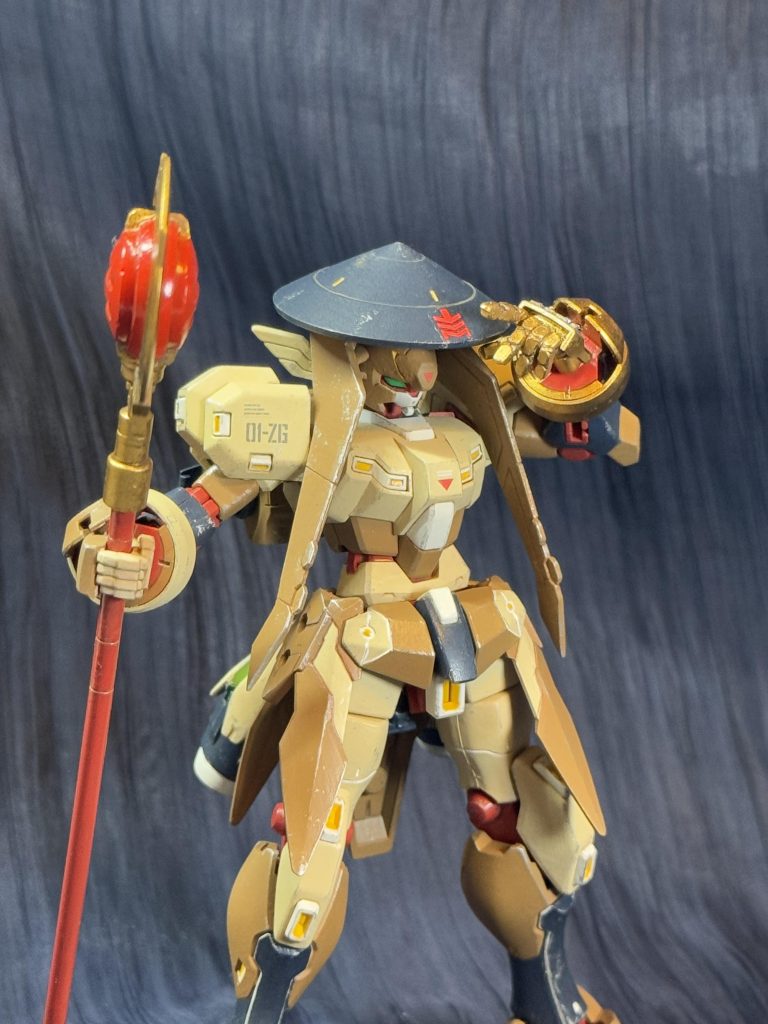 キャラものなので機動兵器とは違うかなと思い、今回はシール控えめにしました。配色はキャラクターに寄せようかなと色々迷ったのですが、露骨に魔法少女にしたくなかったし、旅人感を出したい、あと関節色は赤のままにしよう、ガントレットは金色という縛りでそれに合わせる形でこんな配色になりました。