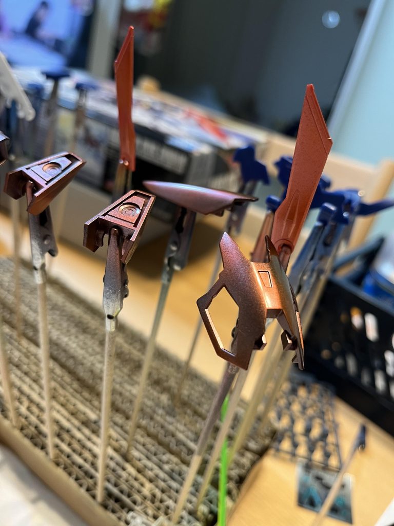 ガンダムマーカーエアブラシでメタリックレッドにしてます。