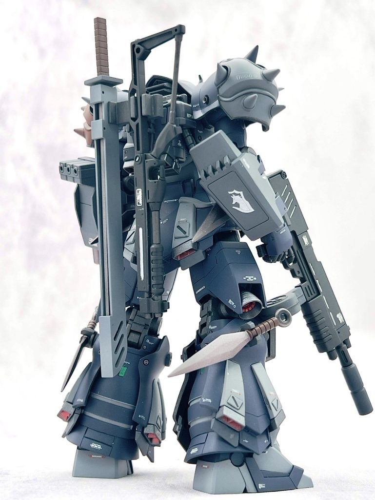 背面。バックパックの武器ハンガーはデジタルスクラッチで3Dプリントしました。