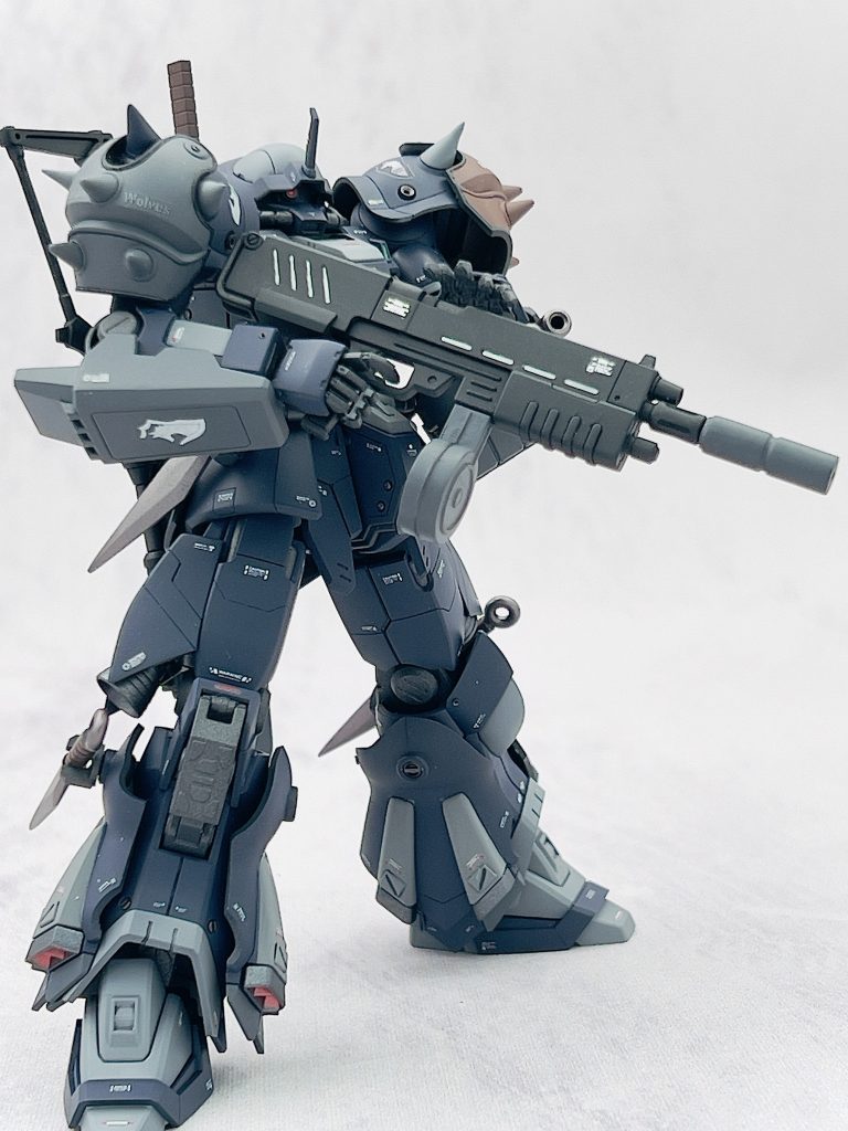 MMP-80マシンガンのカスタムモデル。銃口にサプレッサーを装備し隠密性を向上した他、装弾量を増加したドラムマガジンも装備している。