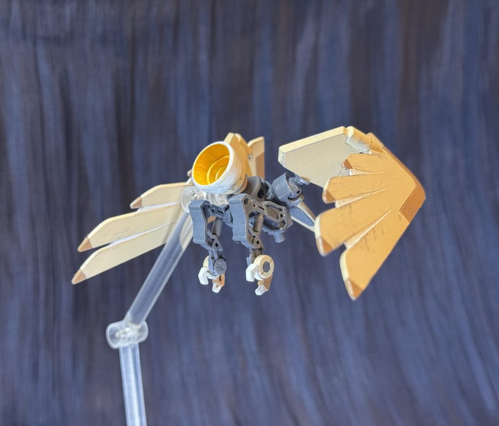 翼根元部分だけ可動域確保の関係で瞬着使用でボールジョイント付けてます。