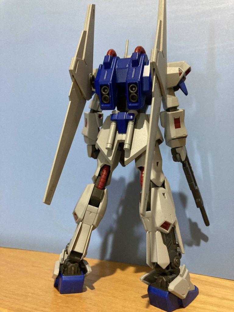 背面。バックパックのスラスター？バーニア？が少し小さくない?と思うのは自分だけですかね？あと両サイドのフレキシブルバインダーてのが実はあまり好きじゃないんですよね(๑╹ω╹๑ )最後までお付き合い下さりありがとうございました☺️