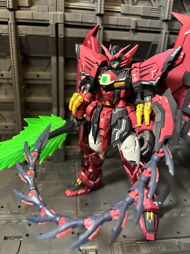 ツインアイは蛍光塗料で光ります。というか元々クリアパーツが光る使用でしたが塗ました😅w