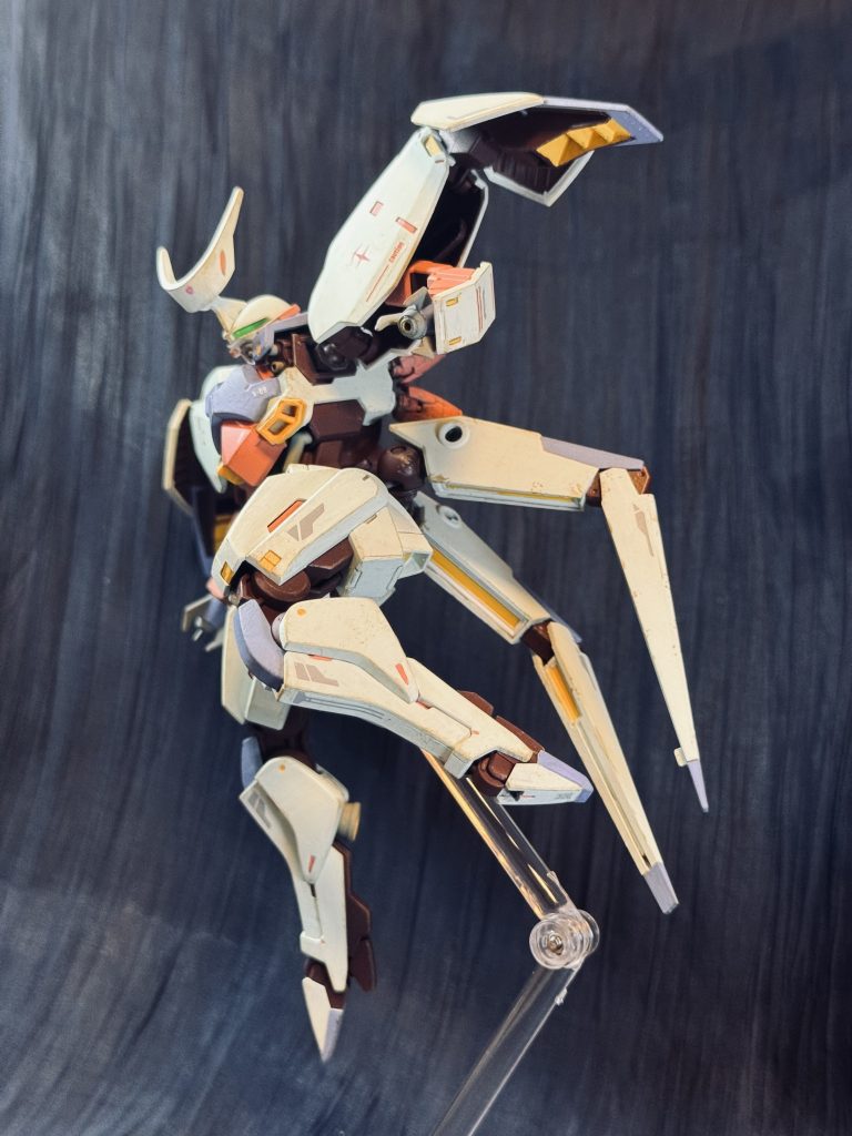 グワシと動いて四本足アクションでルチャ的アクロバット殺法を展開します。取っ掛かりのイメージは、プリキュアみたいな女子が乗っててルチャリブレをメインにアクションをする主役機っぽいアナザー系MSなんです。名前も色々悩みましてプリティキュアーのスペイン語直訳でボニータクラにしようかと思ったのですが、狙い過ぎかなと、捻らずルチャドーラとしました。改めて活字で起こすと何を馬鹿な事考えてたんだ私と反省してしまいます。