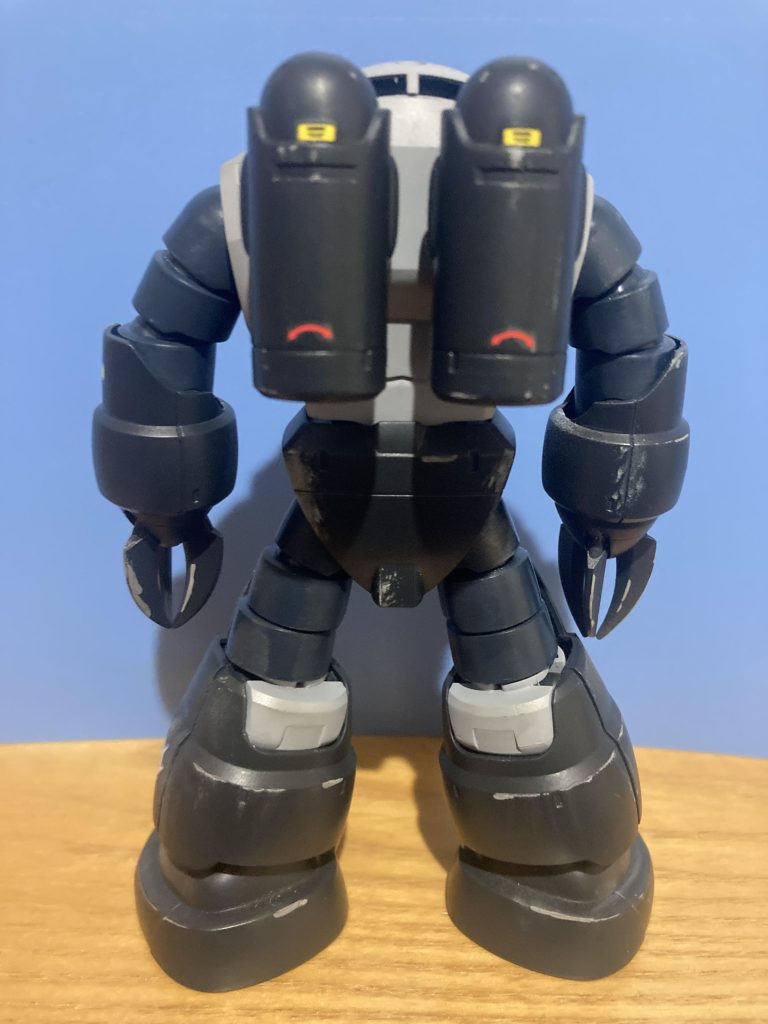 背面。特になし。しかし、ズゴックはポーズが難しいですね🤨モノアイの位置が上下左右にちょっとでも変わると途端に表情が変わる気がします。また、他のキットと違って直立ですら上半身を僅かに前傾するだけでも印象が変わる面白いキットですね