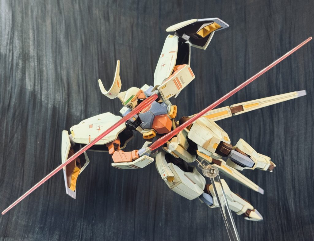 なんでこんなスタイルを目指したかと言いますと、ガンプラ弄ってて煩わしいと感じるのが手持ち武器。手持ち武器を持ち替えたり、手首交換するのが煩わしい。これだけで完結させたい。そんな思いがこの形になりました。