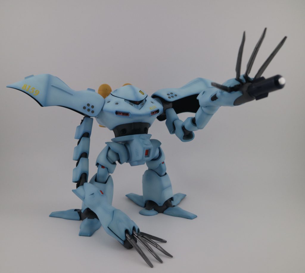 するとどうでしょう、苦手な後ハメ加工を含む合わせ目消しも意外と順調に進み塗装も完了さぁいよいよ組み立て始めると…あちこち部品がハマらない こんな事ならちゃんと仮組みしとけばいいんだけど、仮組みのパーツを外すのが苦手なのでいつもやってません具体的なミスは1.胴体側の肩パーツ取り付け用のポリキャップ入れ忘れ2.肩パーツにハメた関節パーツの左右取り付け間違い3.手首の間関節パーツの左右取り付け間違い1〜3全て接着済…あーぁガンプラ組み始めて初のギブアップも考えましたが、せっかく塗装まで終わらせたのに、昨年末からの時間を無駄にしない為にも緊急オペ実施1は無理やりポリキャップを押し込み2は関節パーツを組んだ後から後ハメ加工してハメ直し 3は…諦めた処置の一部を諦めたので、腕の外装パーツの一部で取り付け方向が前後逆転してます