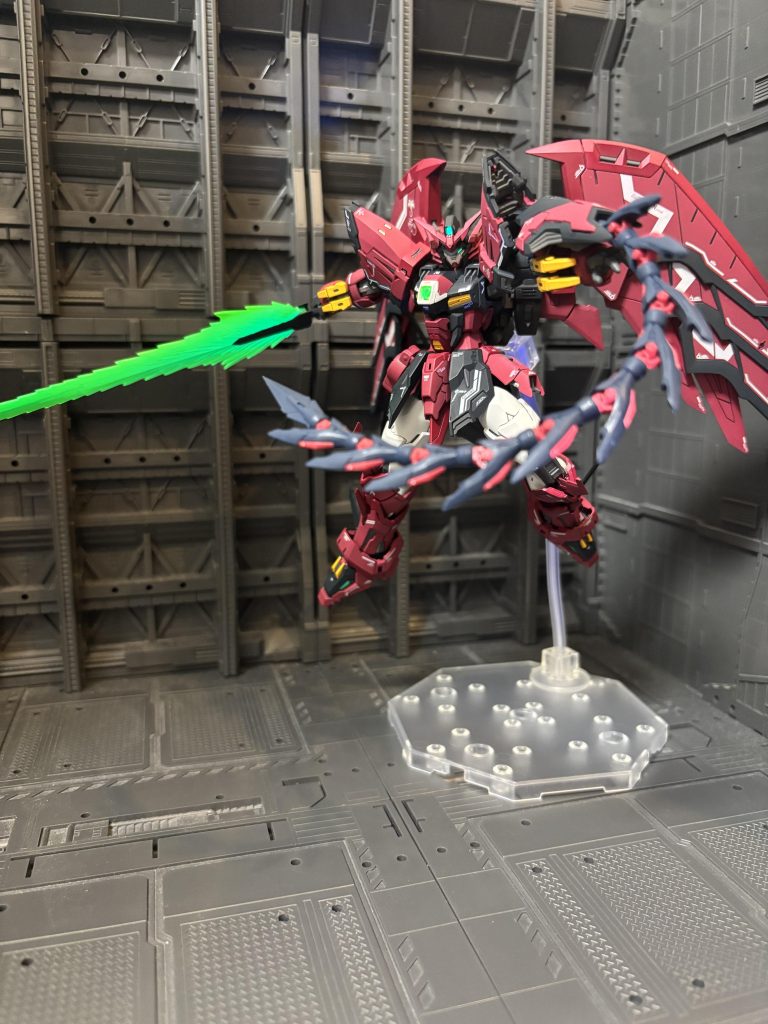 武装を構えて。ヒートロッドもしっかり動いて保持もしっかりできるのでいうことないですね。ただただカッコいいw