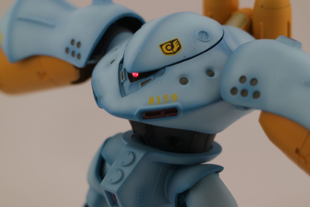 ガンプラを組むのと同じぐらいの日課として、酒を飲みながら積みキットの中身を眺めては、組み立ての難易度を確認したり、塗装プランを考察したりしていますが、このハイゴッグの取説を見てみると『肩、頭、腕、腰、脚の全身合わせ目』に愕然後ハメが苦手なので、しばらく積んだまま寝かせていましたが、そろそろ組む事にしました