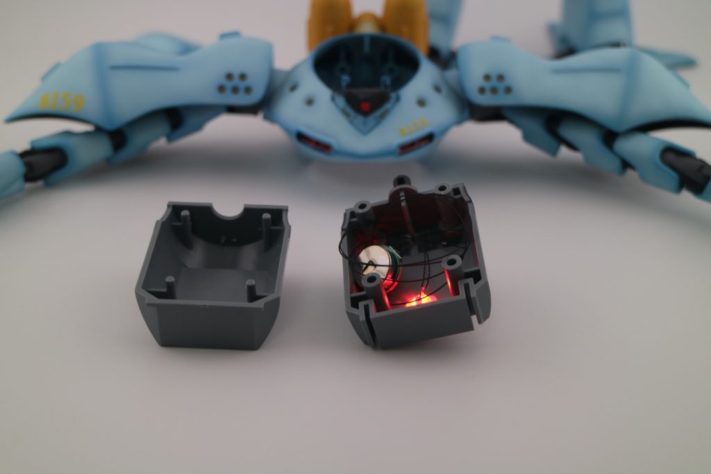 胴体にLED仕込んでます電池BOXとして利用したので、このパーツのみ合わせ目消ししていません