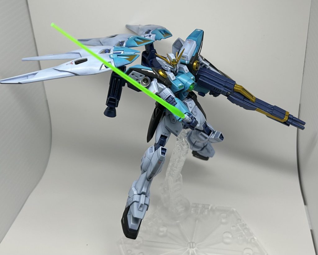 サーベルは未塗装。パーティングラインを消すのみに。