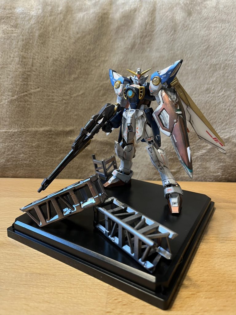 100円ショップで買ったジオラマ柱パーツをメタリック塗装してメイン画像のように取り込んでいます。