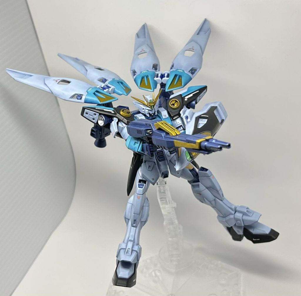 メタリックブルーに塗装した箇所はブラックで墨入れ。