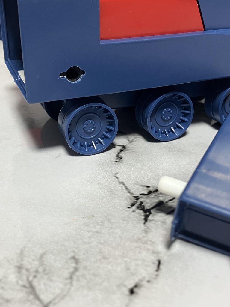 左右の翼の接続部は、5mmのポリキャップに置き換えて可動に安定感を持たせてあります。