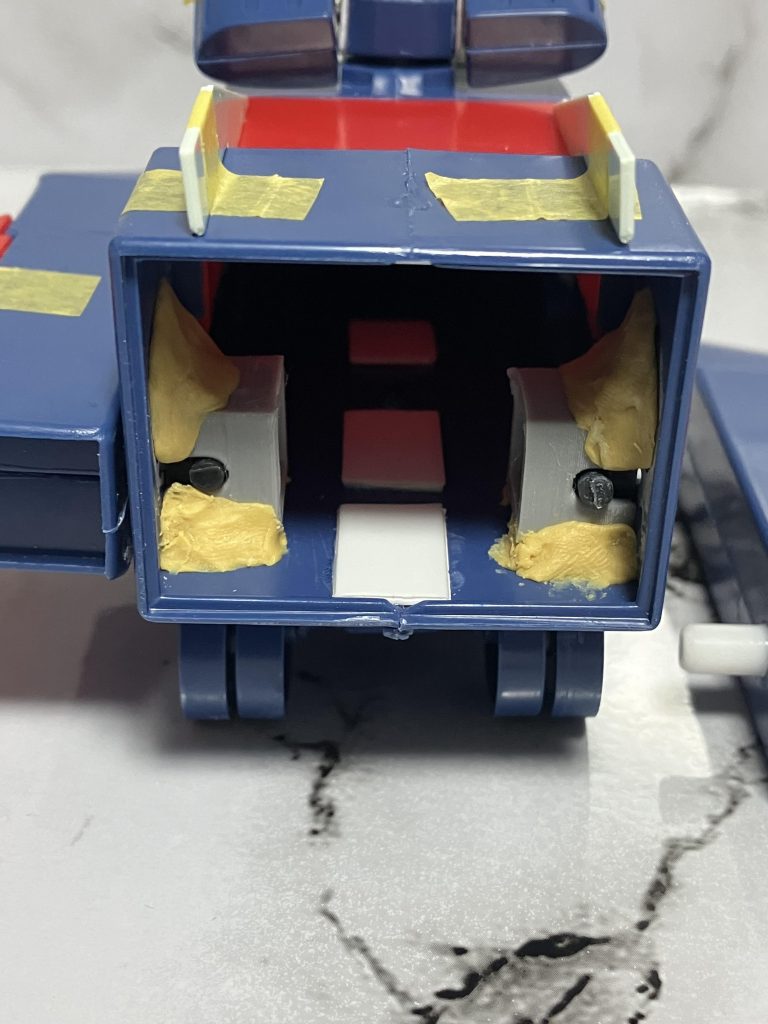 全体的に接着面積が少なく強度に不安があったので、各部をプラ板で補強しています。