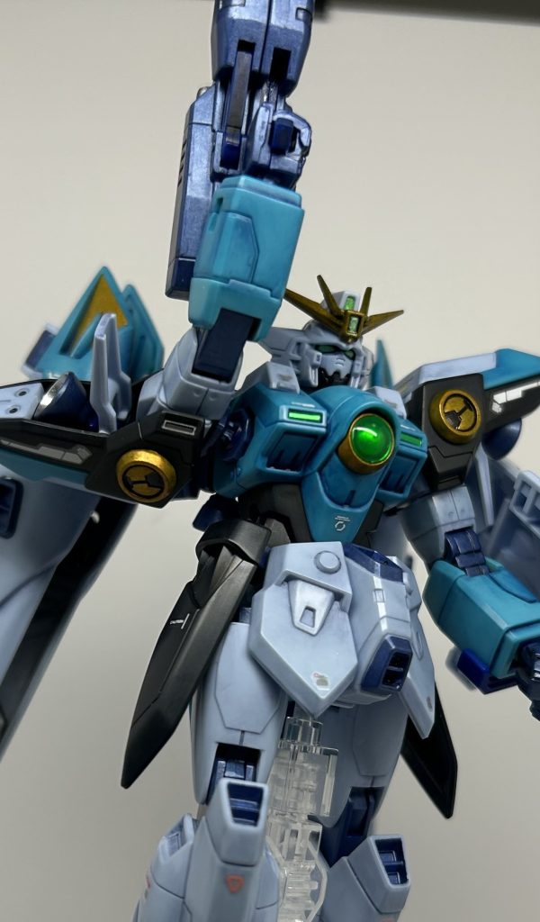 中央のレンズは裏側からシルバーで塗装。