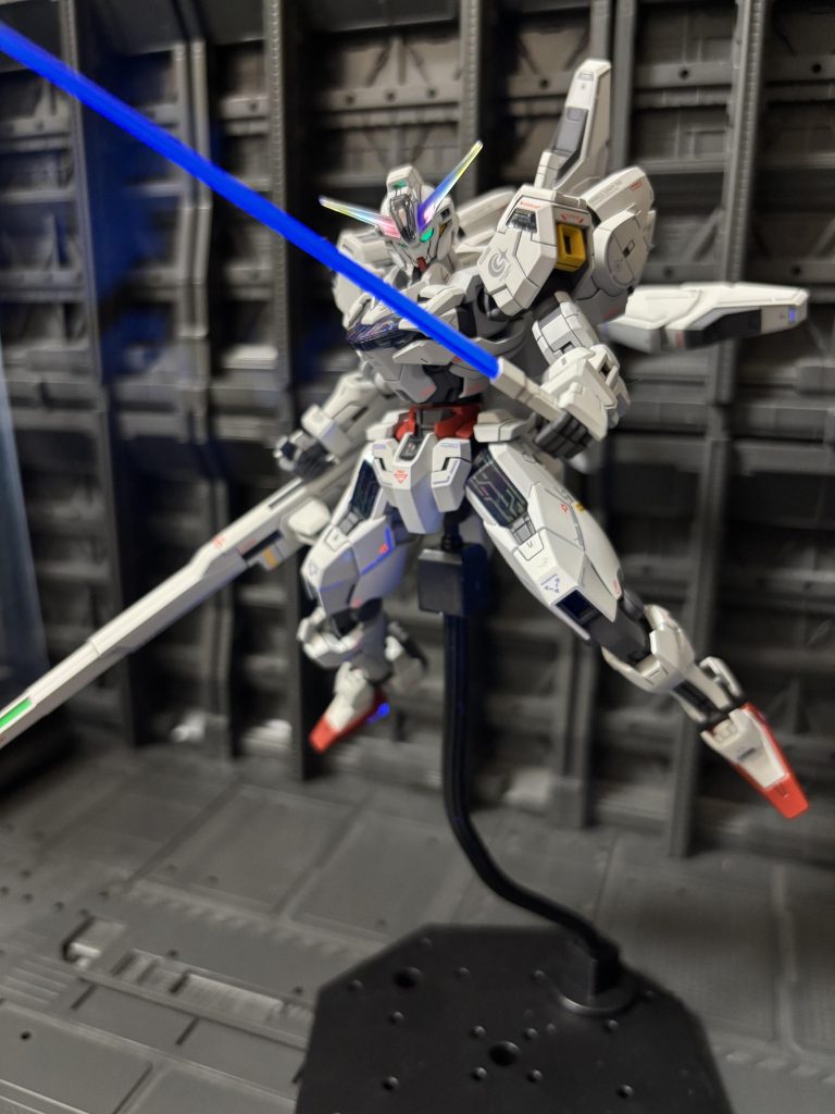 蛍光塗料でツインアイやサーベルは光ります💡