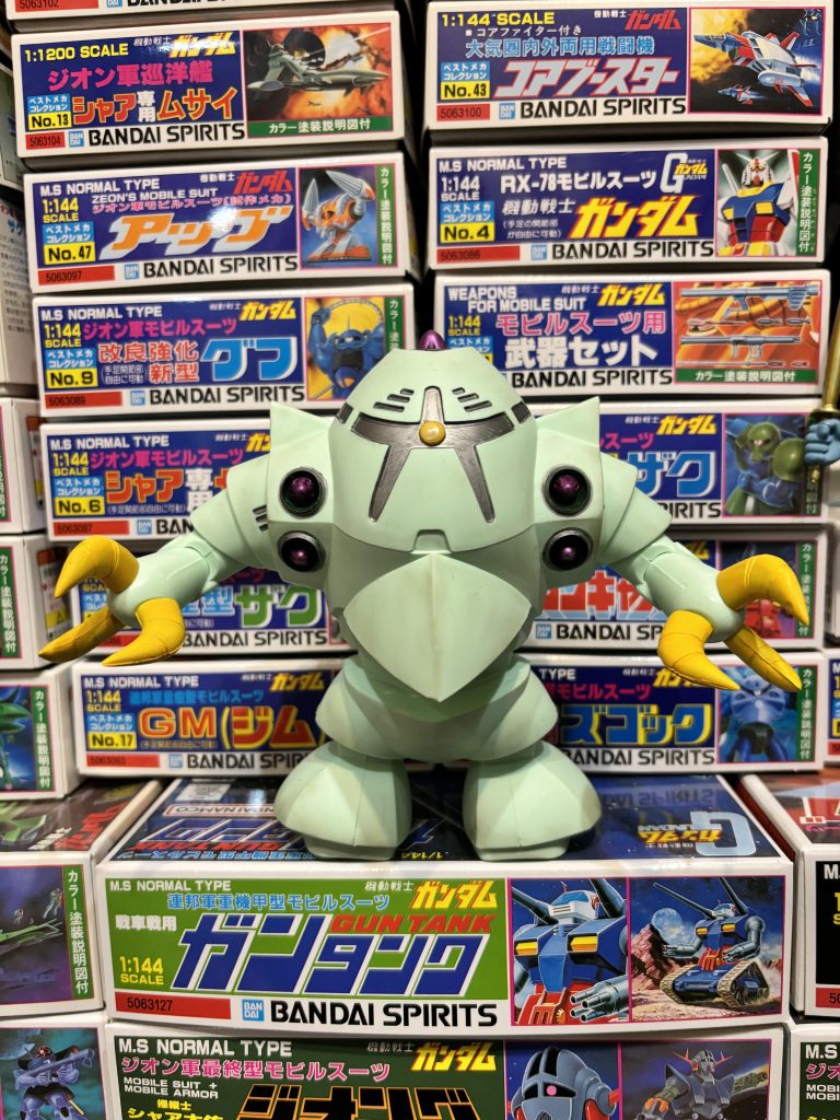 ゾックは成形色が綺麗な色だったのでつや消しと軽いウェザリングで部分塗装。こいつめちゃくちゃでかいです！