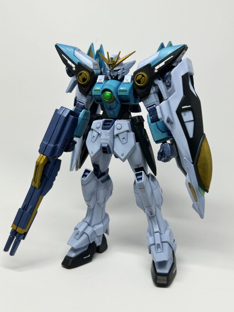 ホワイト部にグレー1。ライトブルー部にブルー1のリアルタッチマーカーを使用して、メラミンスポンジで拭き取り。オレンジ部はファレホゴールドの上からクリアオレンジを調色して塗装。