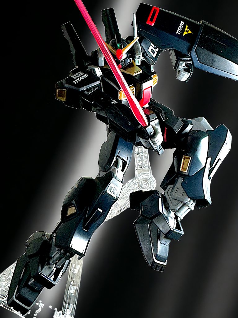 ビームサーベルのポーズ。 前の投稿は黒色に近い成形色が分かりにくいため、ライティングを調整して黒の感じが出るようにしています。 サーベルの赤色が非常に合います^_^