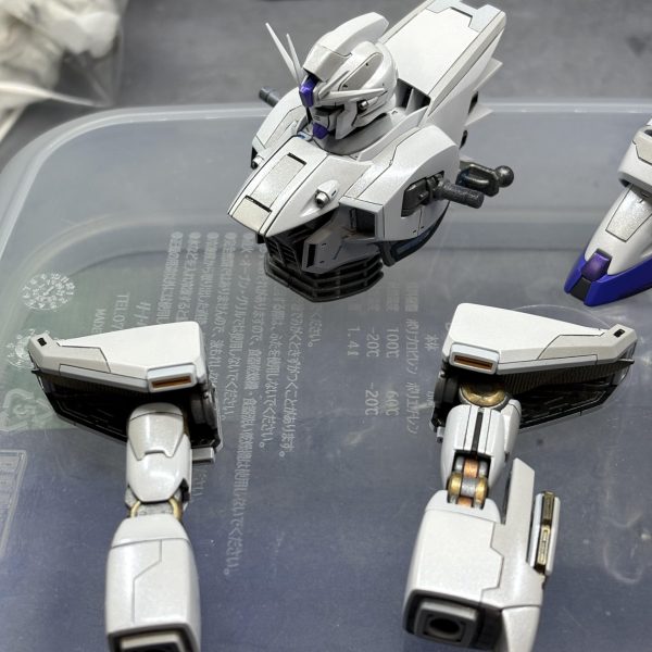 お久しぶりです🙂秋頃からチマチマ牛歩で作ってたF91ですやっと基本塗装まで終わりました💦ランナーの半分位がABSで塗装に手間の掛かること😅VSBR、他武器類もほぼABSなのでまだ絶賛塗り分け中ですwいつか完成報告が出来るように残りも頑張ります❗️（4枚目）