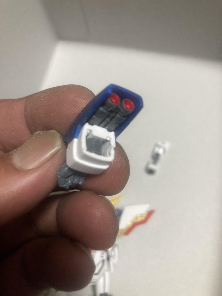 前腕部はアームガード接続部ギリギリでカット。