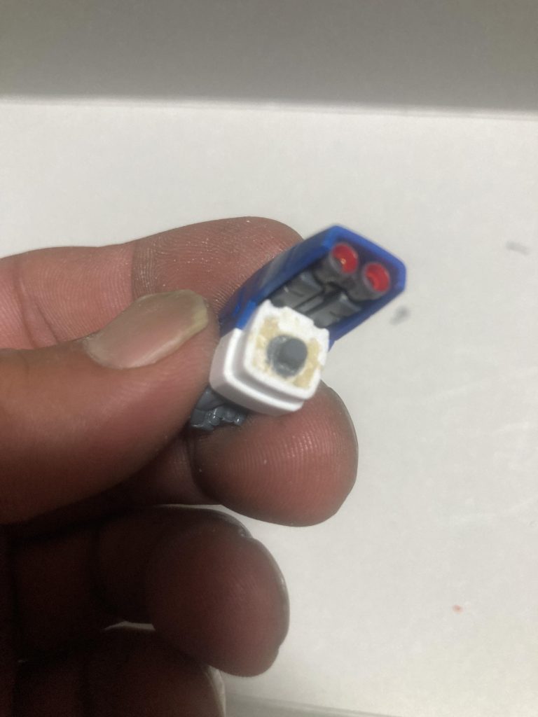 パテ埋め後に3ミリ軸を埋め込んでヤスリで削りました。