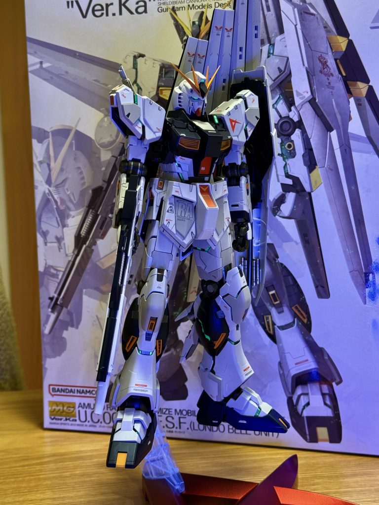 サイコフレームには蛍光塗料を使ったのでブラックライトでほんのり発光します😀 台座込みで35cmあるので、置き場が...