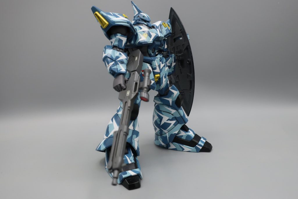 後日ラッカー塗料と溶剤を買いました当時の私の部屋は塗装ブースもガスマスクもありませんエアブラシとコンプレッサーで資金が尽きたからですテストをかねて塗装開始です