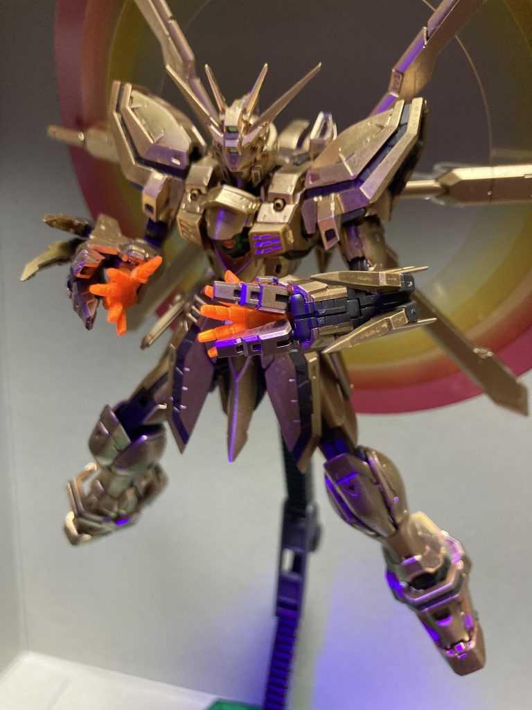 蛍光オレンジで塗装したのでボヤッと光って見えます。