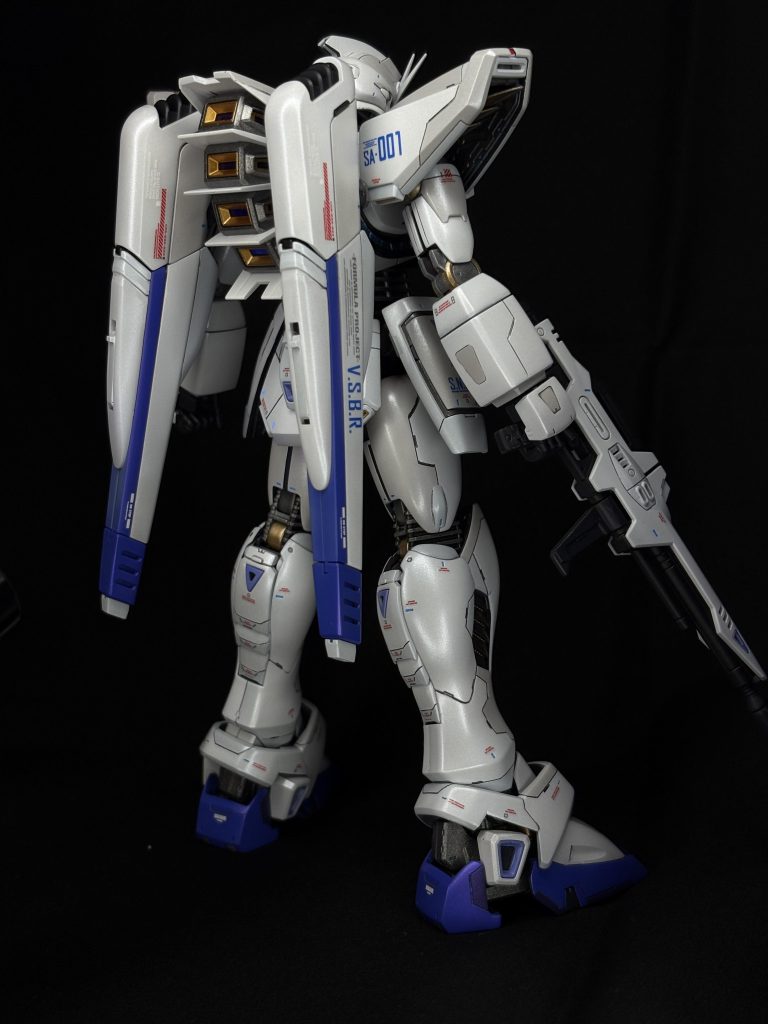 背中　ABSフレームも一手間ですがプライマー吹いて塗装しました