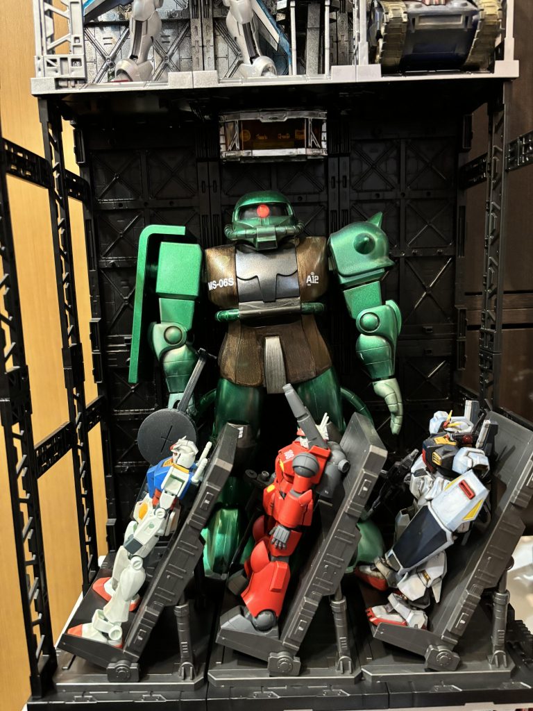 下段はまだ成形色のまま。そのうち塗ろうと思ってます。ガンダム達のラックだけ別なものを使ってます。サイズ違いを一緒においてもそれはそれでスパロボみたいで面白いです！